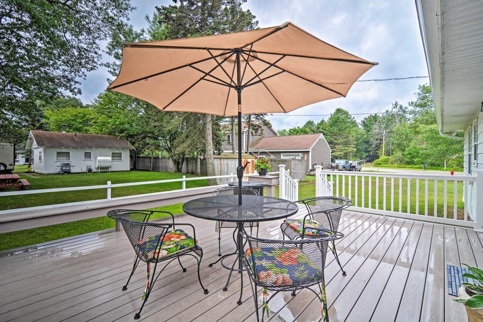 Lake Huron House w/ Grill + Beach Access! House in Michigan