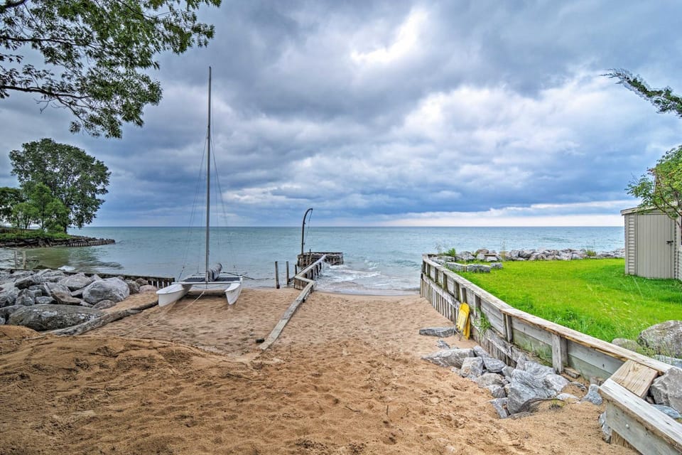 Lake Huron House w/ Grill + Beach Access! House in Michigan