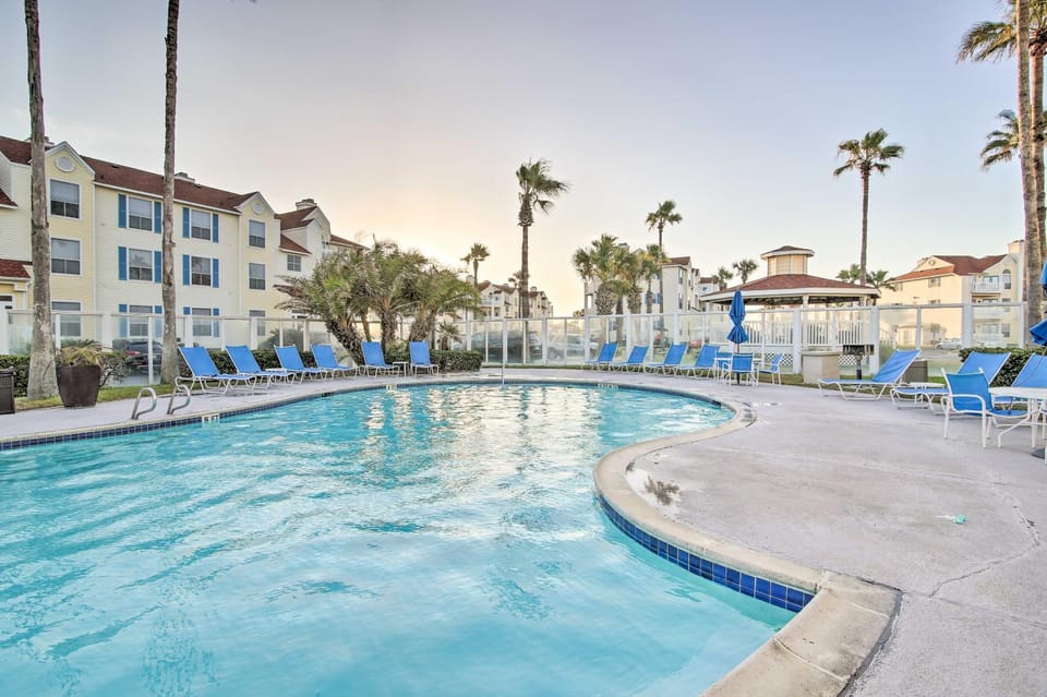 Corpus Christi Condo - Walk to Whitecap Beach! House in North Padre Island