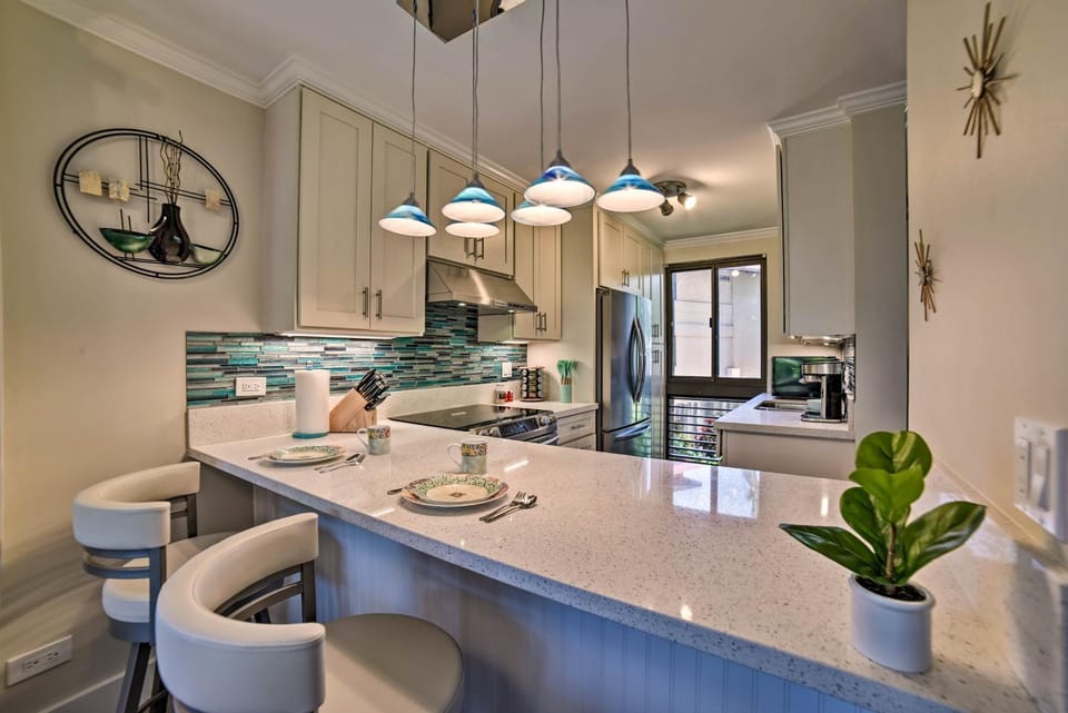 Walk to Beach: West Maui Condo w/ Lanai & Pool! House in Napili-Honokowai