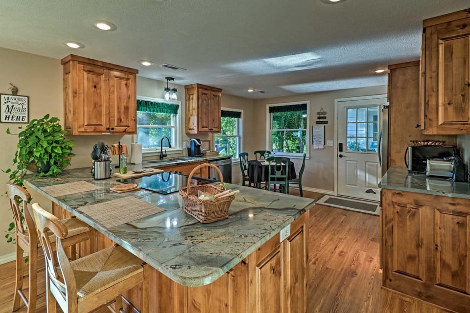 'Riverside Hide-A-Way' w/ Patio, BBQ, Fishing Pier House in Arkansas