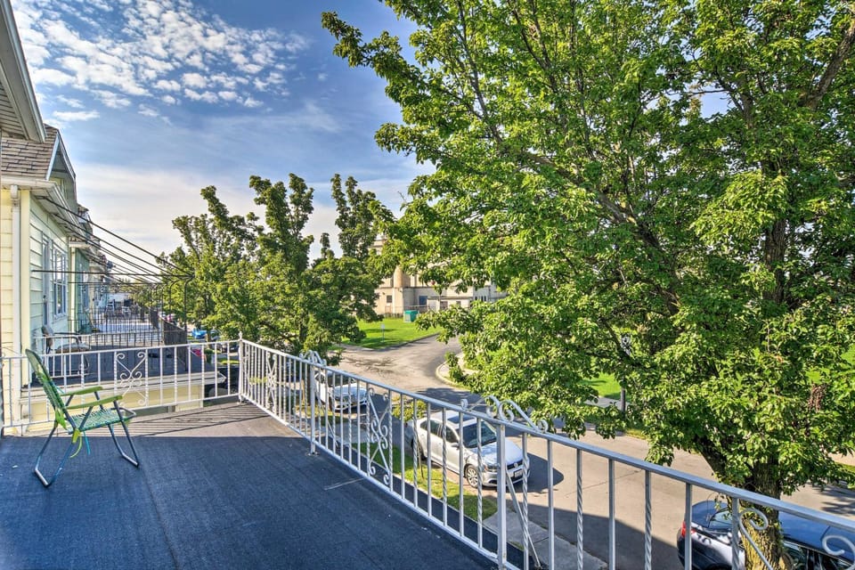 Riverside Buffalo Apt 15 Miles to Niagara Falls! Apartment in Buffalo