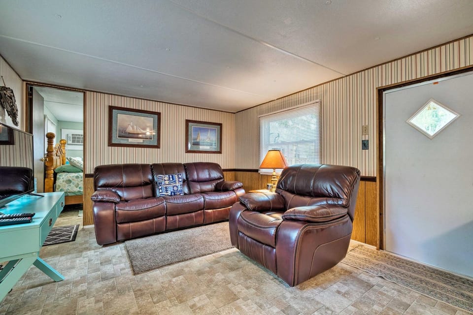 Cabin with Fire Pit, Walk to Steinhatchee River! Cabin in Florida