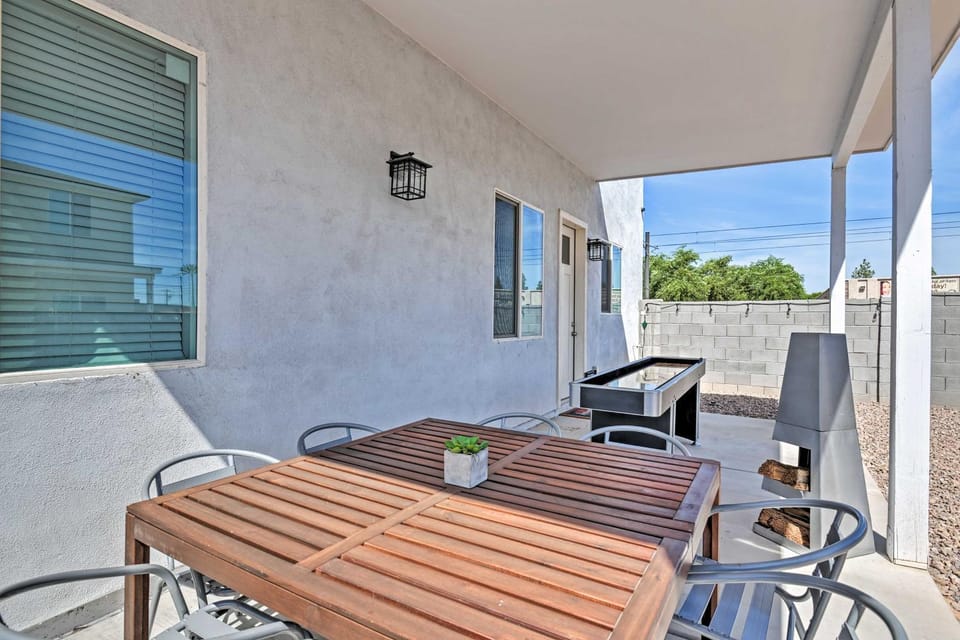 7 Mi to Dtwn Phoenix: Group-Friendly Getaway House in Phoenix