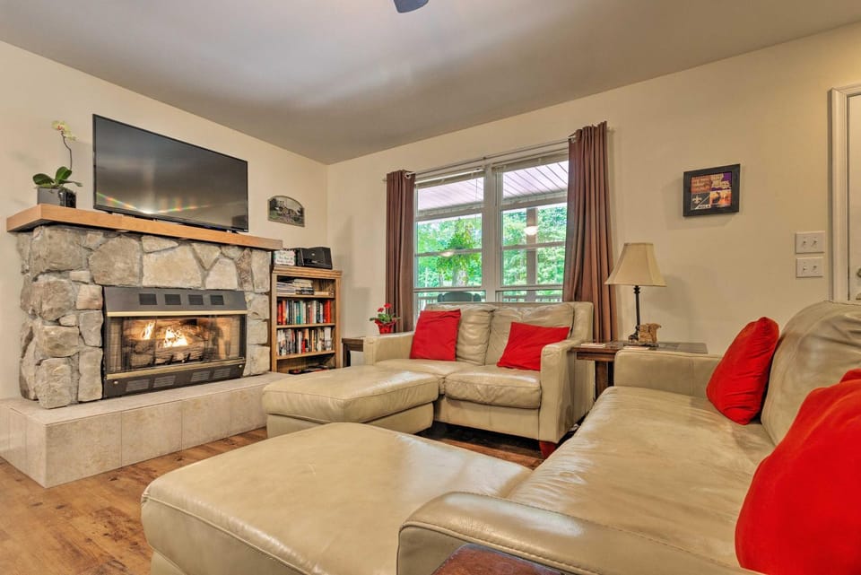 Slopes, Trails & More! Beech Mountain Home w/ Deck House in Beech Mountain