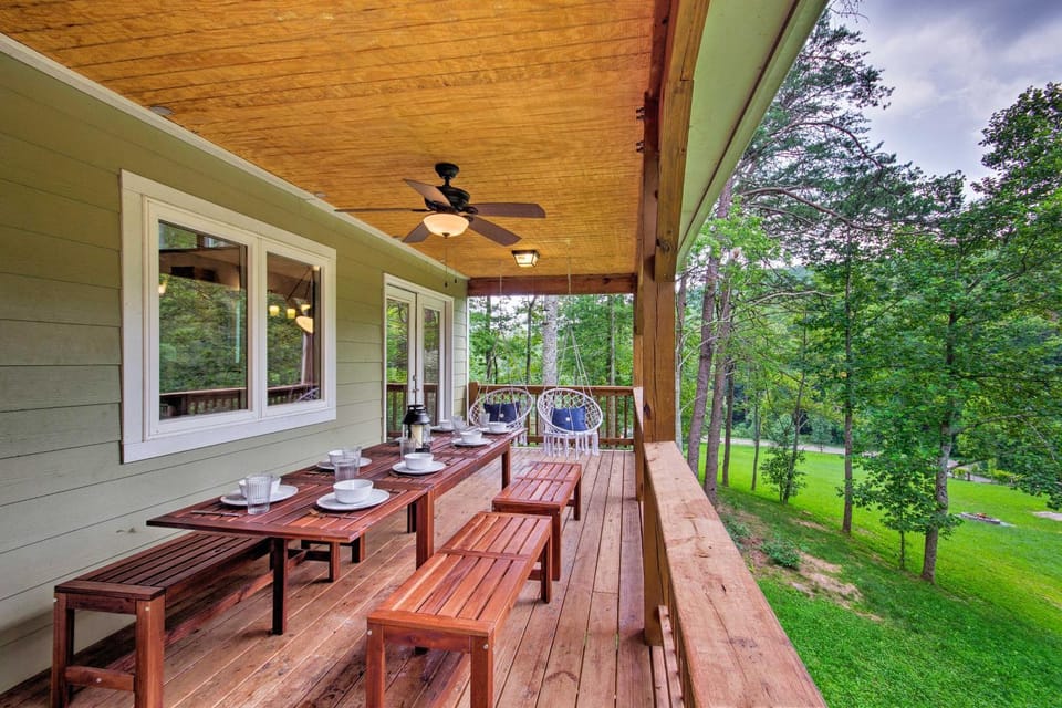 8 Mi to Asheville Fun! Home w/ Deck & Game Room House in Buncombe County