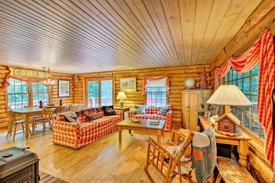 Private Wooded Cabin: 7 Mi to Mount Snow! Cabin in Wilmington
