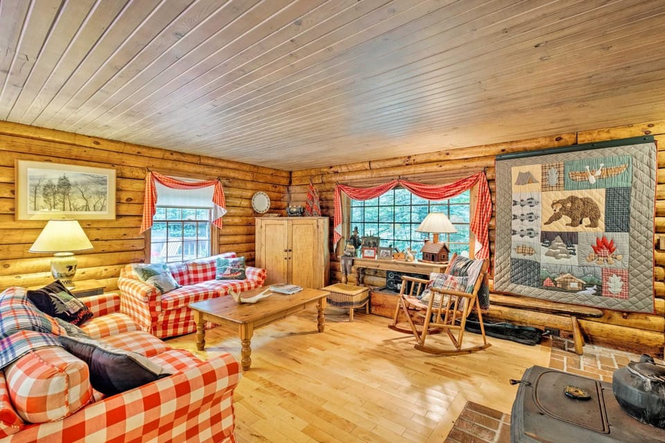 Private Wooded Cabin: 7 Mi to Mount Snow! Cabin in Wilmington
