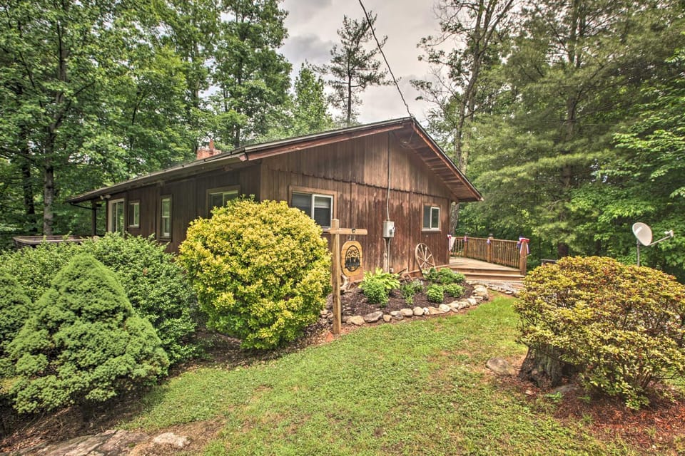 Secluded Stanardsville Cabin w/ 10 Acres & Hot Tub Cabin in Shenandoah Valley