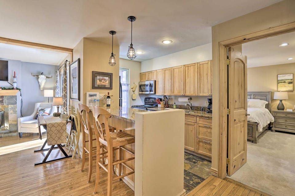 Vail Ski Condo w/ Mtn Views & Shuttle Service! House in Vail
