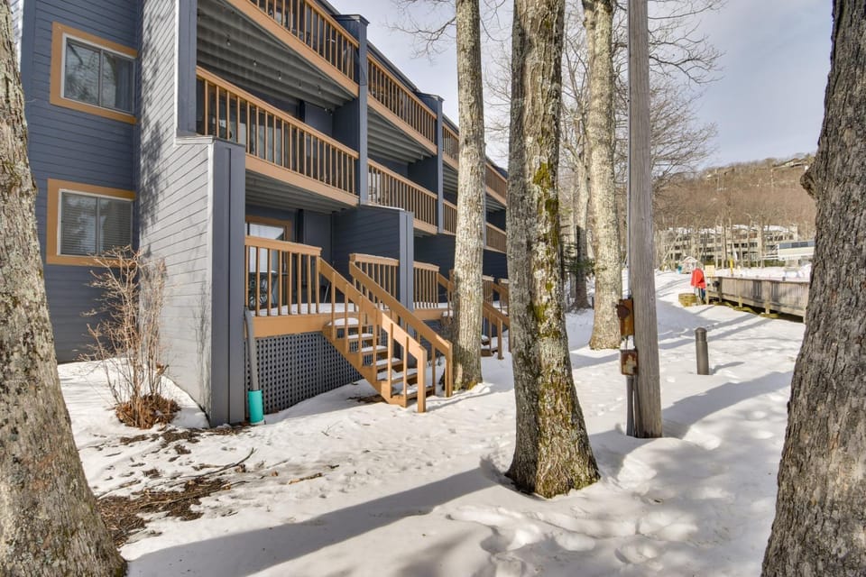 Ski-In Ski-Out Wintergreen Condo w/ Balcony House in Massies Mill