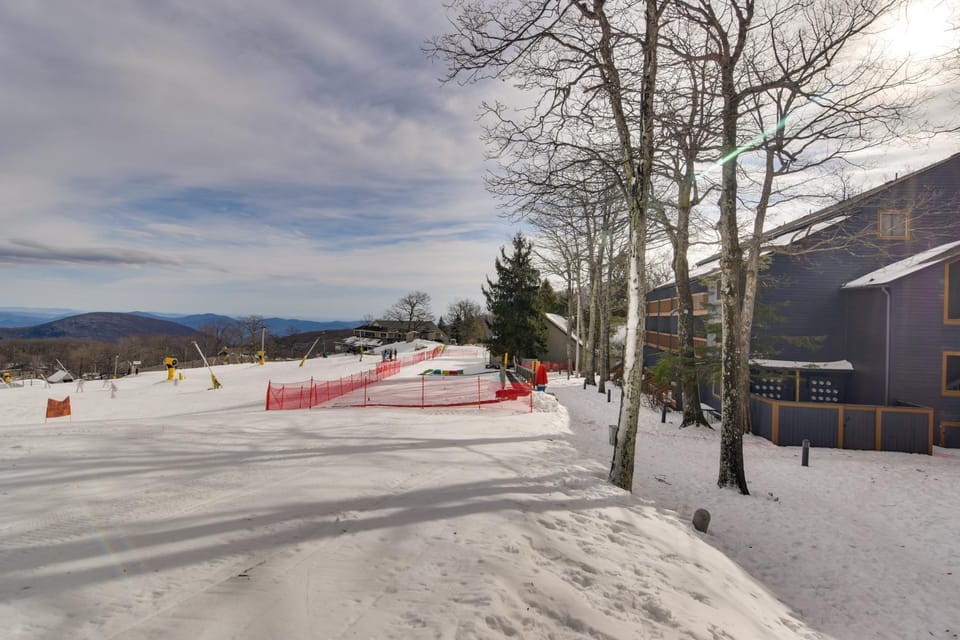 Ski-In Ski-Out Wintergreen Condo w/ Balcony House in Massies Mill