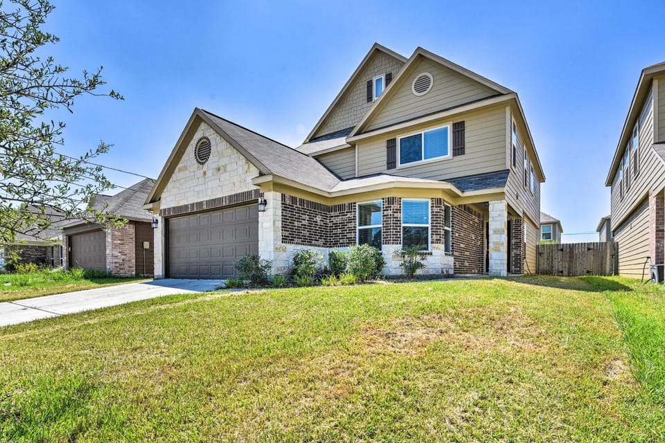 Spacious Conroe Home - 6 Mi to The Woodlands! House in Conroe