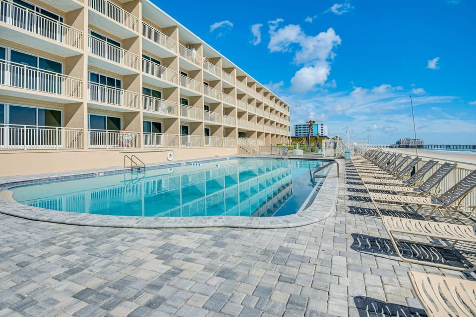 Cozy Daytona Beach Condo - Steps to Ocean! House in Florida