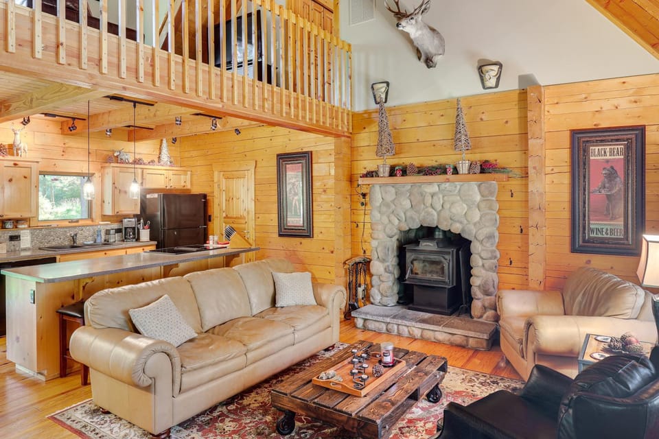 Cle Elum Mountain Cabin w/ Hot Tub & Hiking! Cabin in Kittitas County