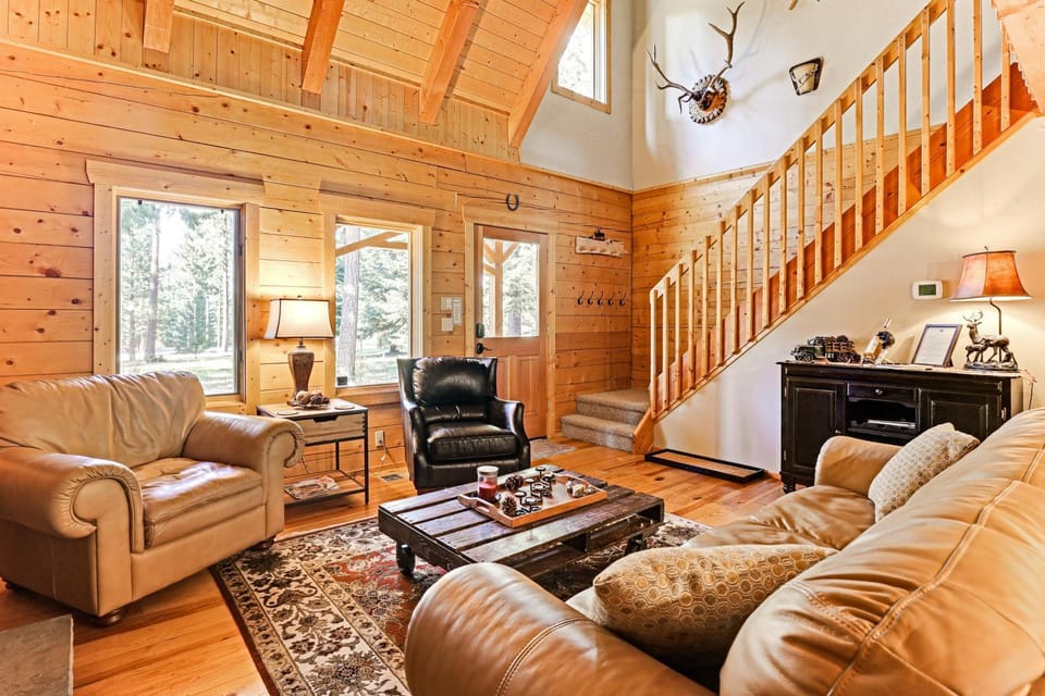 Cle Elum Mountain Cabin w/ Hot Tub & Hiking! Cabin in Kittitas County