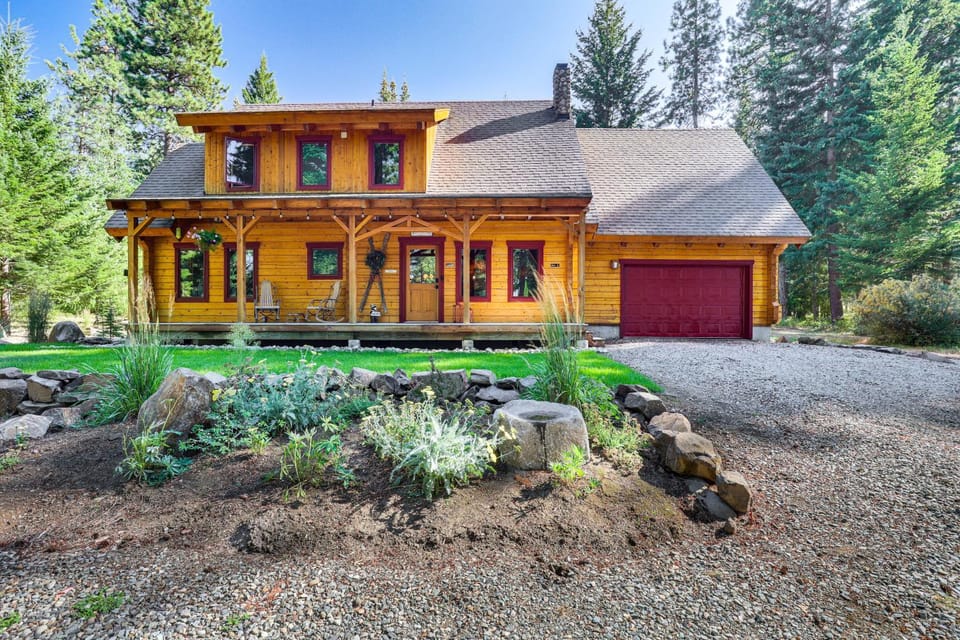 Cle Elum Mountain Cabin w/ Hot Tub & Hiking! Cabin in Kittitas County
