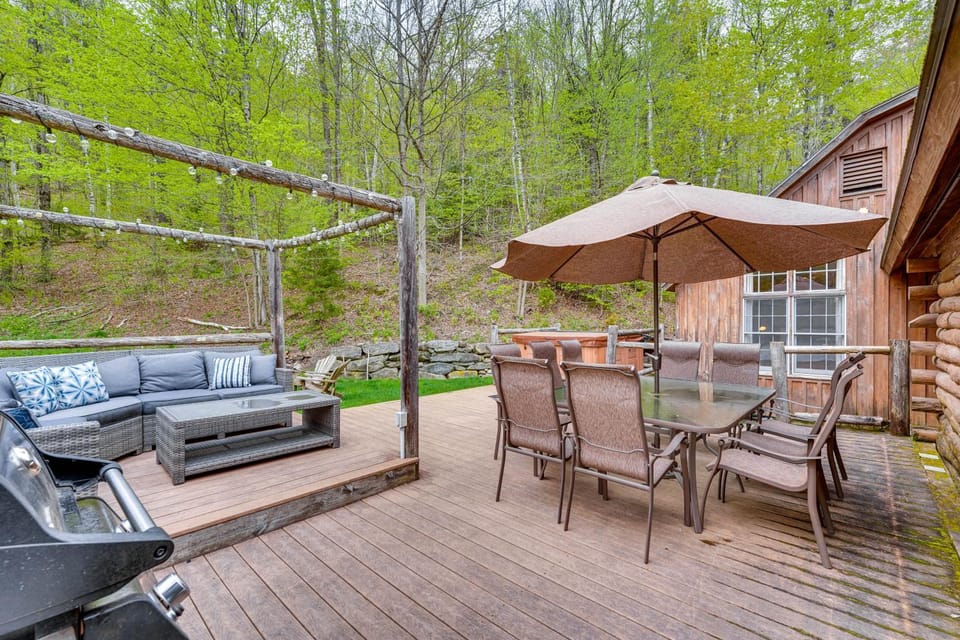 Picture-Perfect Vermont Mtn Cabin w/ Hot Tub! Cabin in Vermont