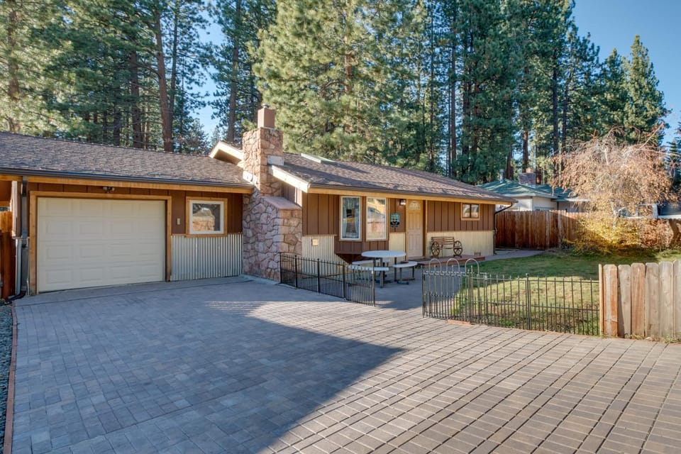 3 Mi to Heavenly Mountain Resort: Home w/ Deck House in Kingsbury