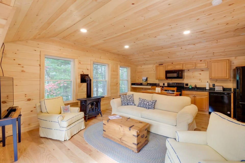 Cozy Apt w/ Deck, ~ 5 Miles to Acadia Nat'l Park! Apartment in Northeast Harbor