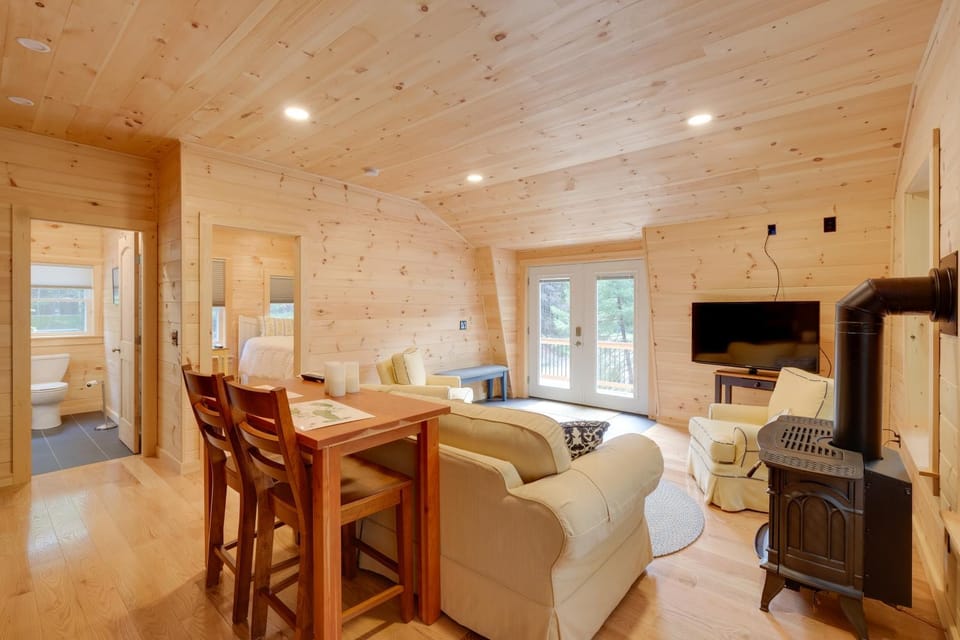 Cozy Apt w/ Deck, ~ 5 Miles to Acadia Nat'l Park! Apartment in Northeast Harbor