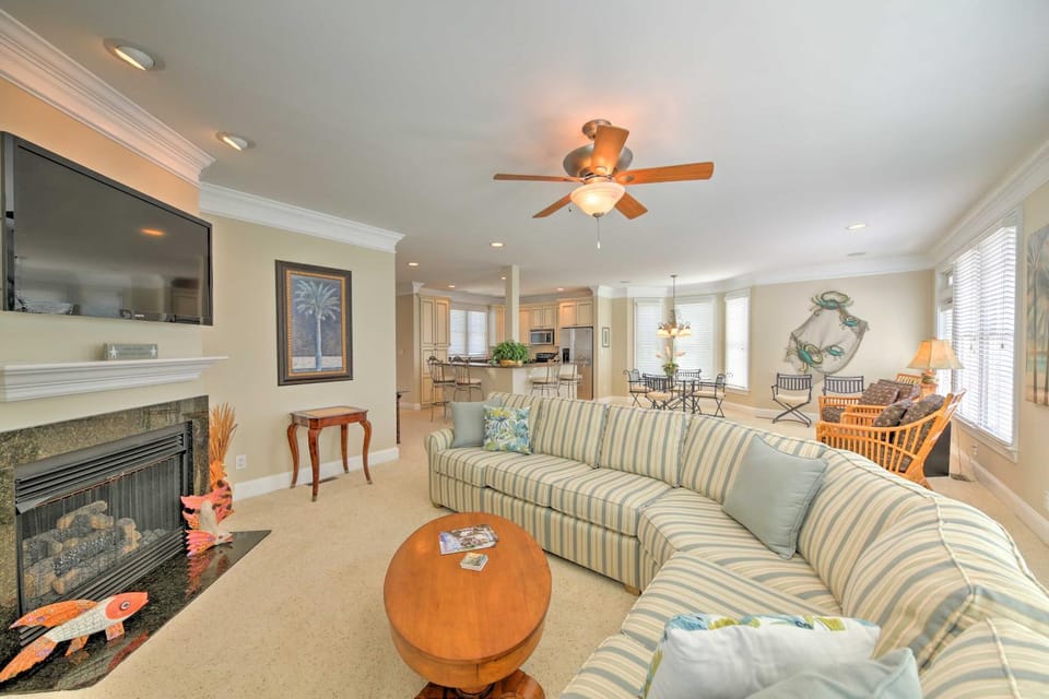 Manteo Waterfront Resort Home w/ 30-Ft Dock! House in Manteo