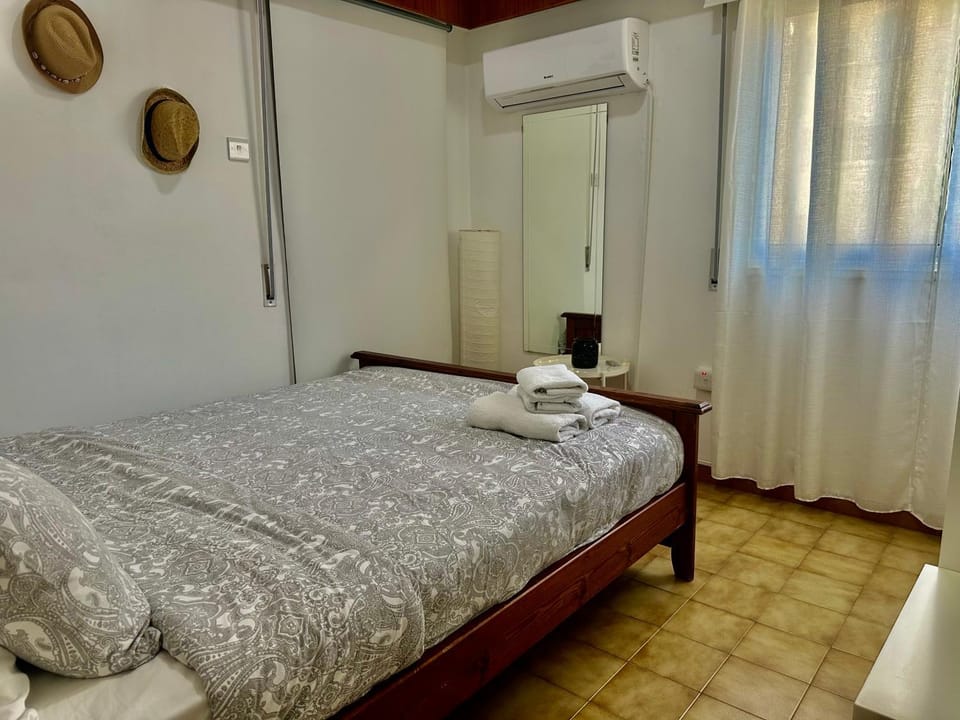 Bed, Bedroom, towels, air conditioner