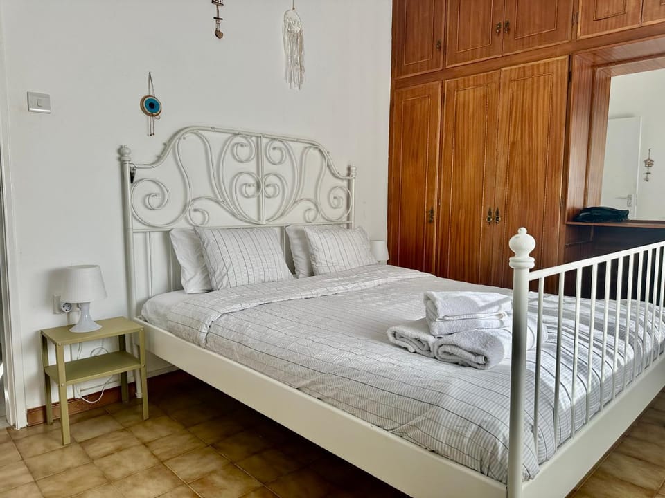 Bed, Photo of the whole room, towels, wardrobe