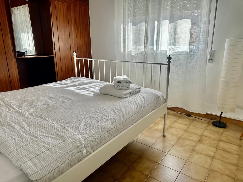 Bedroom, towels, wardrobe