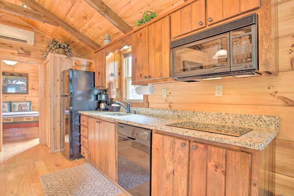 Hike, Sip & Unwind! Mill Spring Cabin Near Winery Cabin in Tennessee