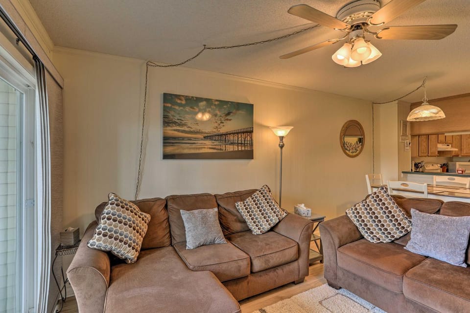 Walk to Ocean: Cozy Condo in North Myrtle Beach! House in North Myrtle Beach