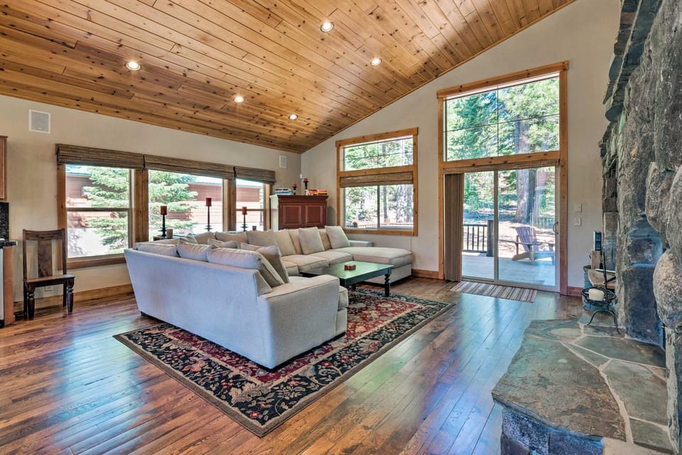 Truckee Escape w/ Hot Tub Near Ski Resorts House in Truckee