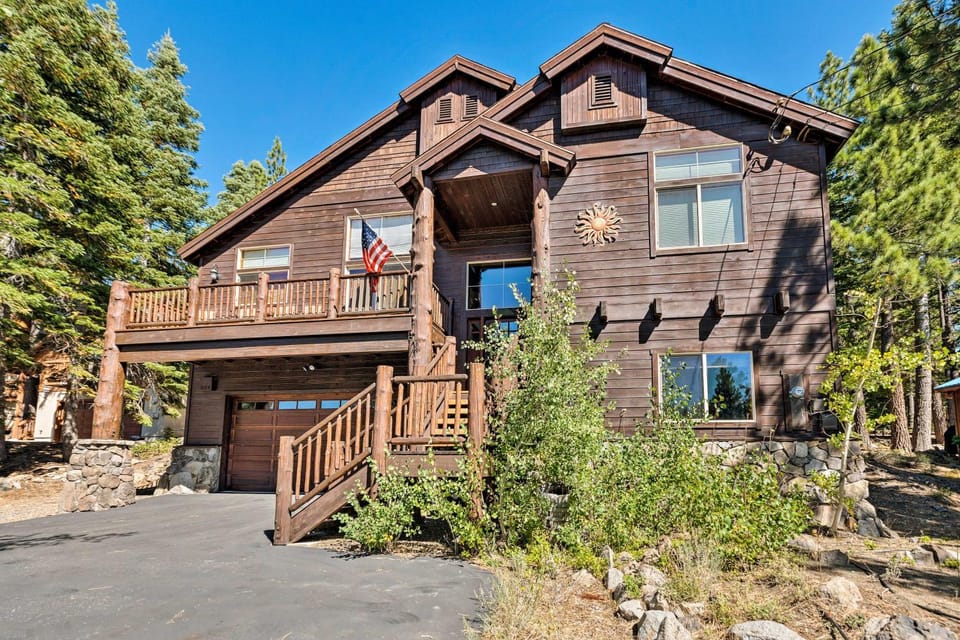 Truckee Escape w/ Hot Tub Near Ski Resorts House in Truckee