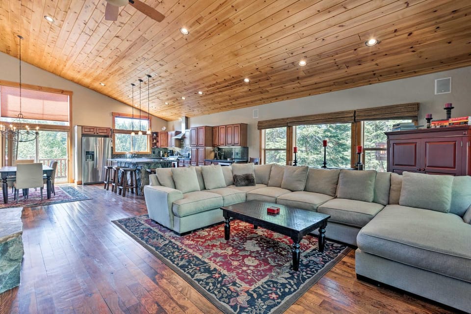 Truckee Escape w/ Hot Tub Near Ski Resorts House in Truckee