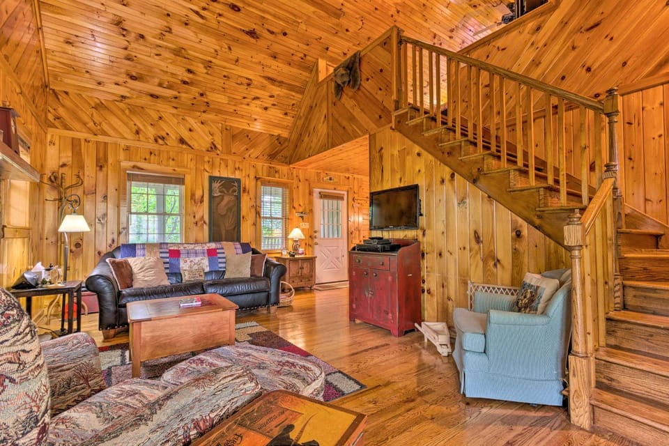 11 Mi to Boone: Secluded Pet-Friendly Cabin! Cabin in Watauga