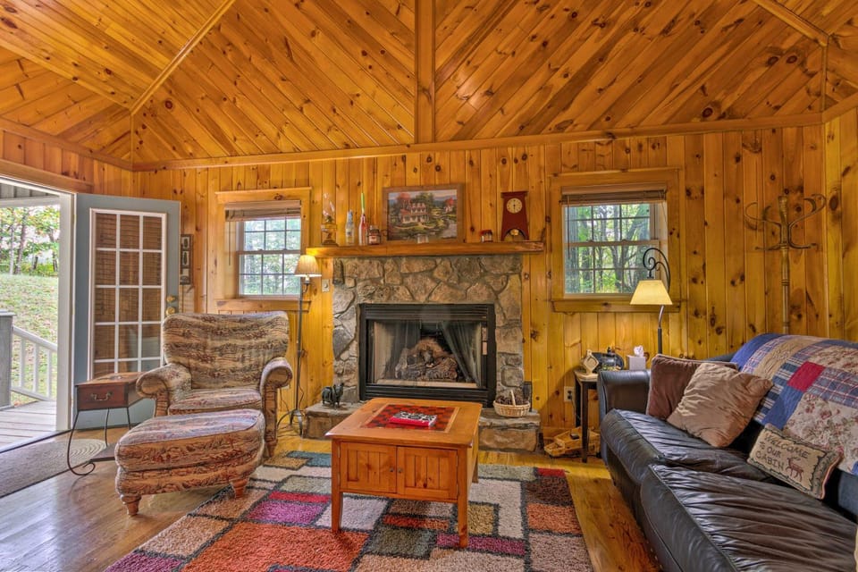11 Mi to Boone: Secluded Pet-Friendly Cabin! Cabin in Watauga