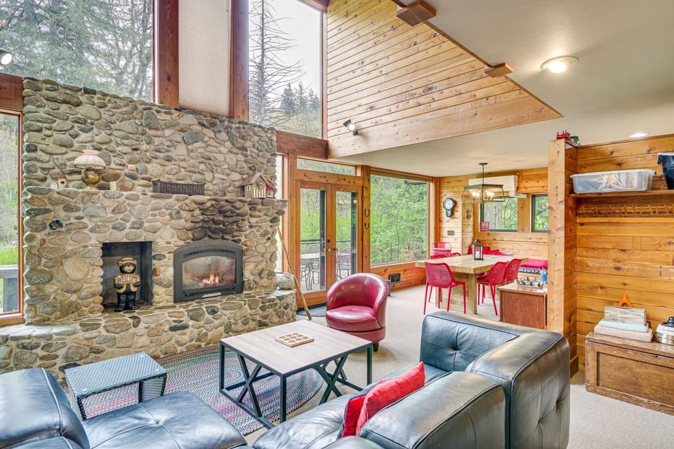 Riverfront Skykomish Cabin w/ Private Hot Tub! Cabin in King County