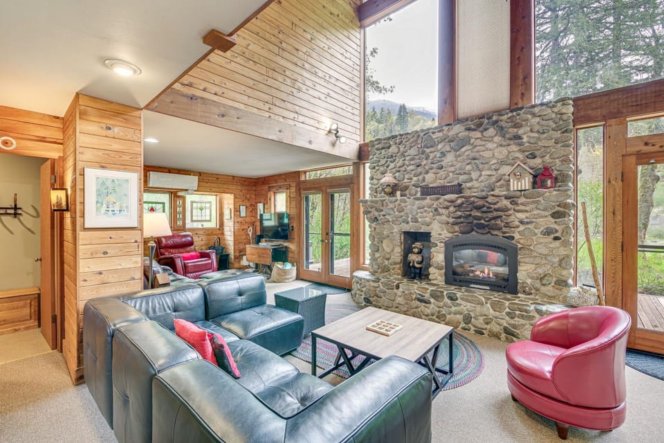 Riverfront Skykomish Cabin w/ Private Hot Tub! Cabin in King County