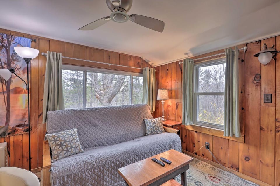 Walk to Marina: Cute Gilford Cottage w/ Grill House in Gilford