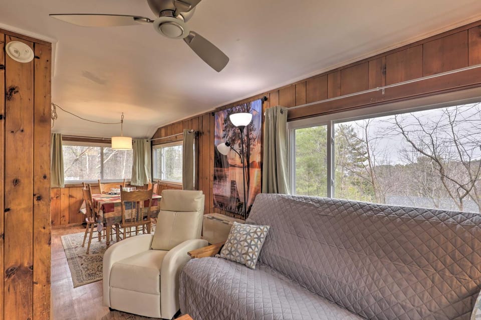 Walk to Marina: Cute Gilford Cottage w/ Grill House in Gilford