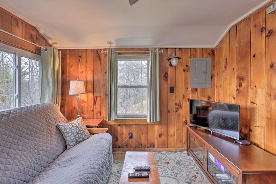 Walk to Marina: Cute Gilford Cottage w/ Grill House in Gilford