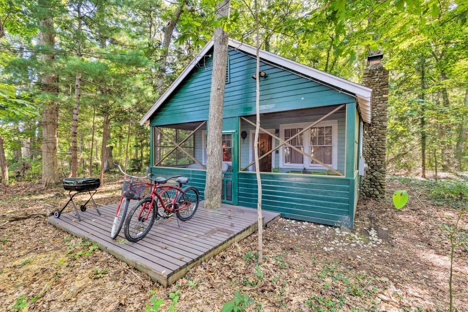 Southold Cottage w/ Patio & Grill - Walk to Beach! House in Peconic