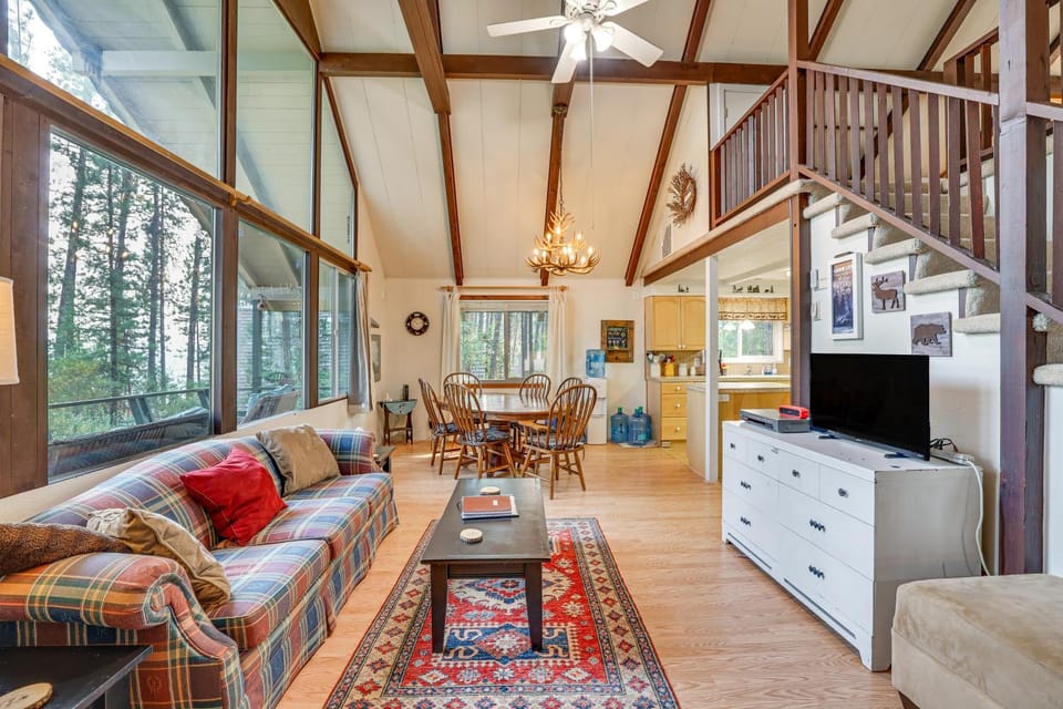 Hillside Hideaway Warm and Cozy Terrace Lakes Cabin Cabin in Valley County