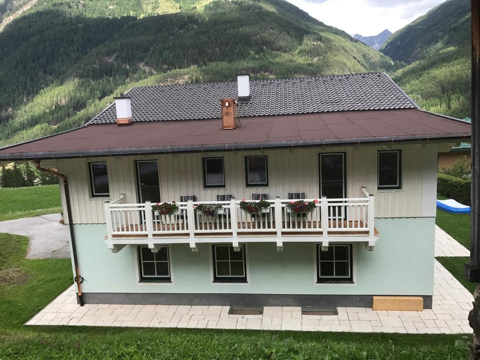 Property building, Summer, Balcony/Terrace