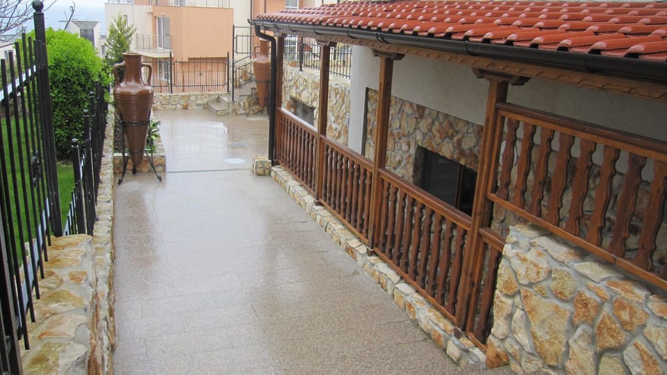 Patio, Facade/entrance