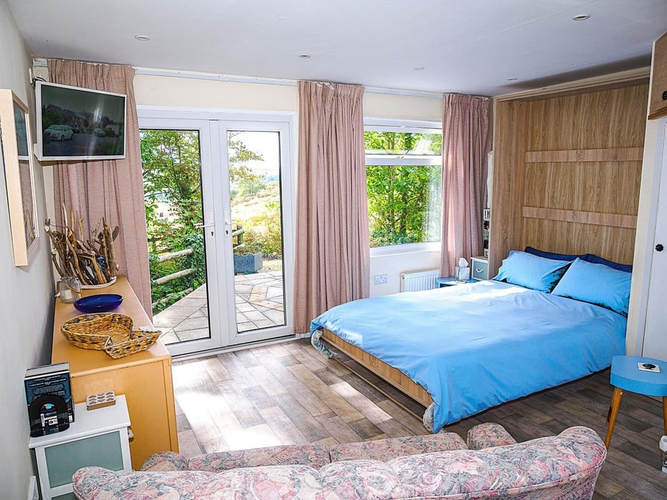 Bed, TV and multimedia, Bedroom