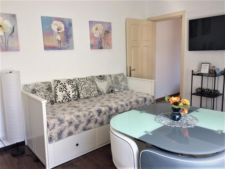 Bed, Living room, Seating area, Dining area