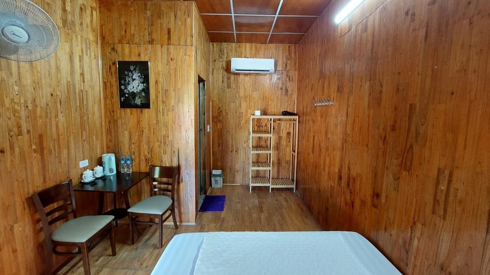 Bed, Photo of the whole room, Bedroom, hair dresser, air conditioner