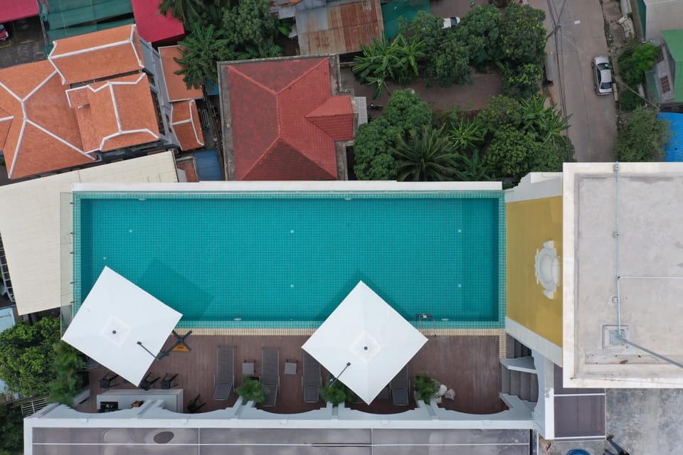 Bird's eye view, Pool view
