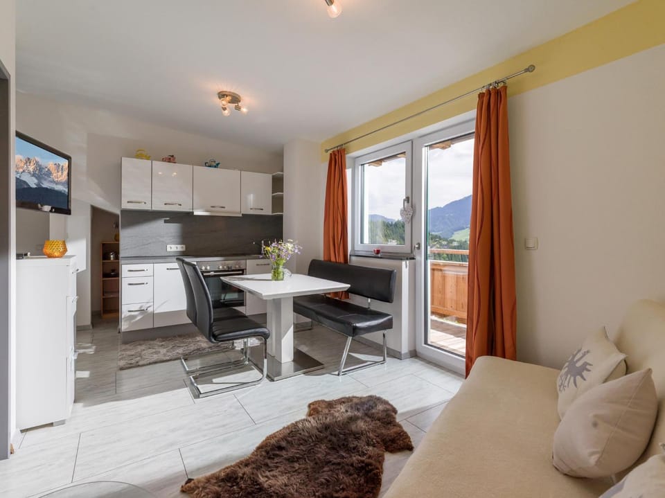 Kitchen or kitchenette, Seating area, Dining area, oven
